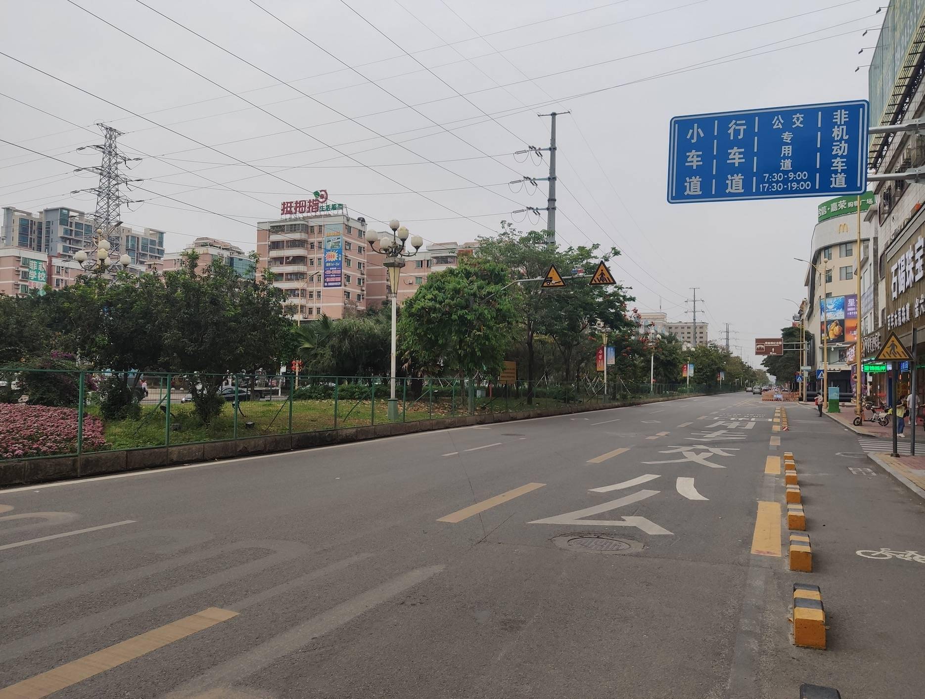 東莞石碣首條公交專用車道啟用