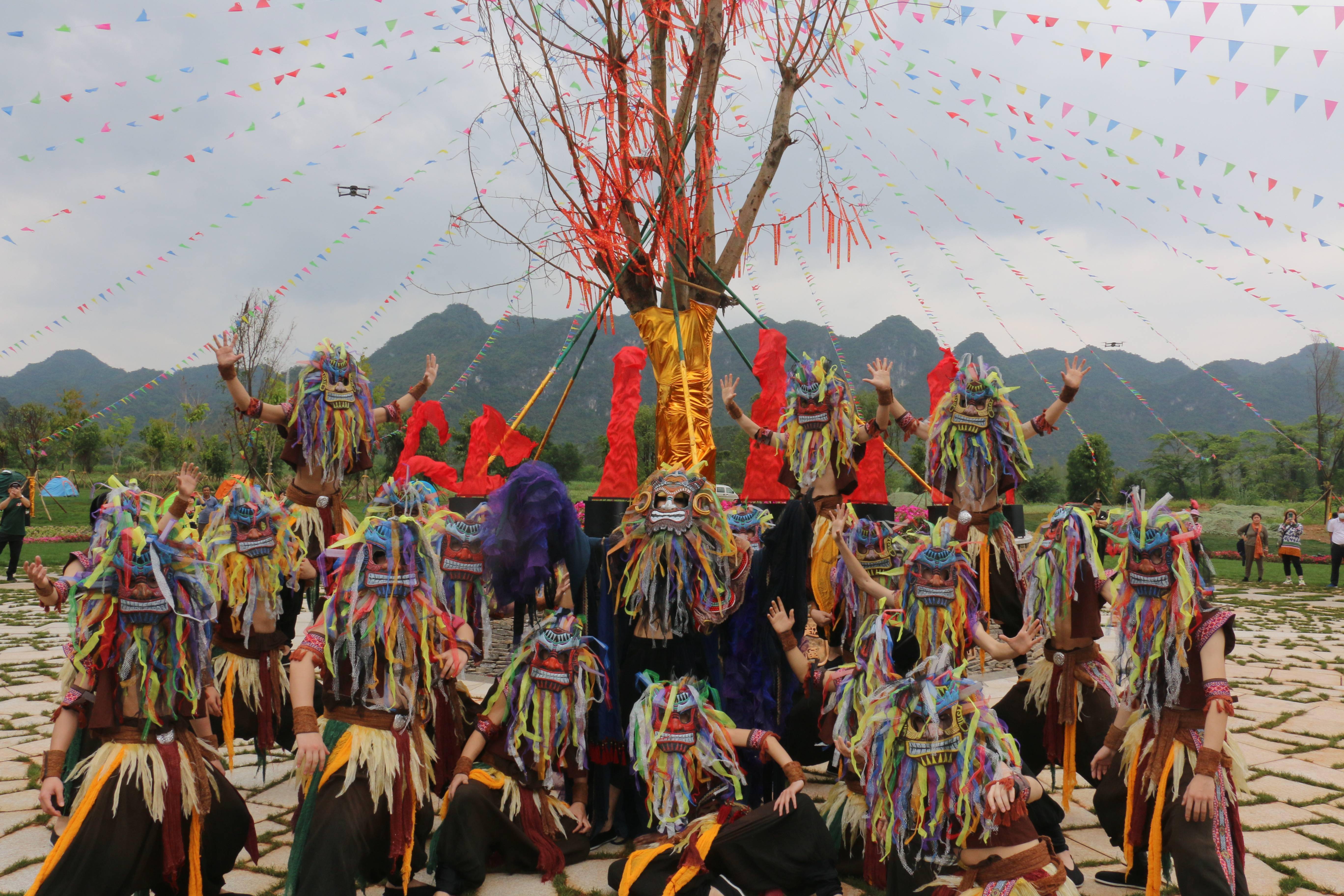 世界文化遺產左江花山岩畫下重現千年前駱越先祖祭祀盛況