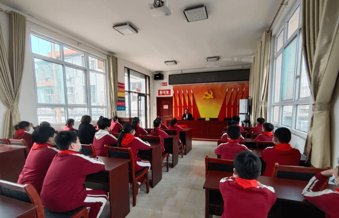 4月13日,井陘礦區橫西小學學生在黨員老師的帶領下走進了社區村史館.