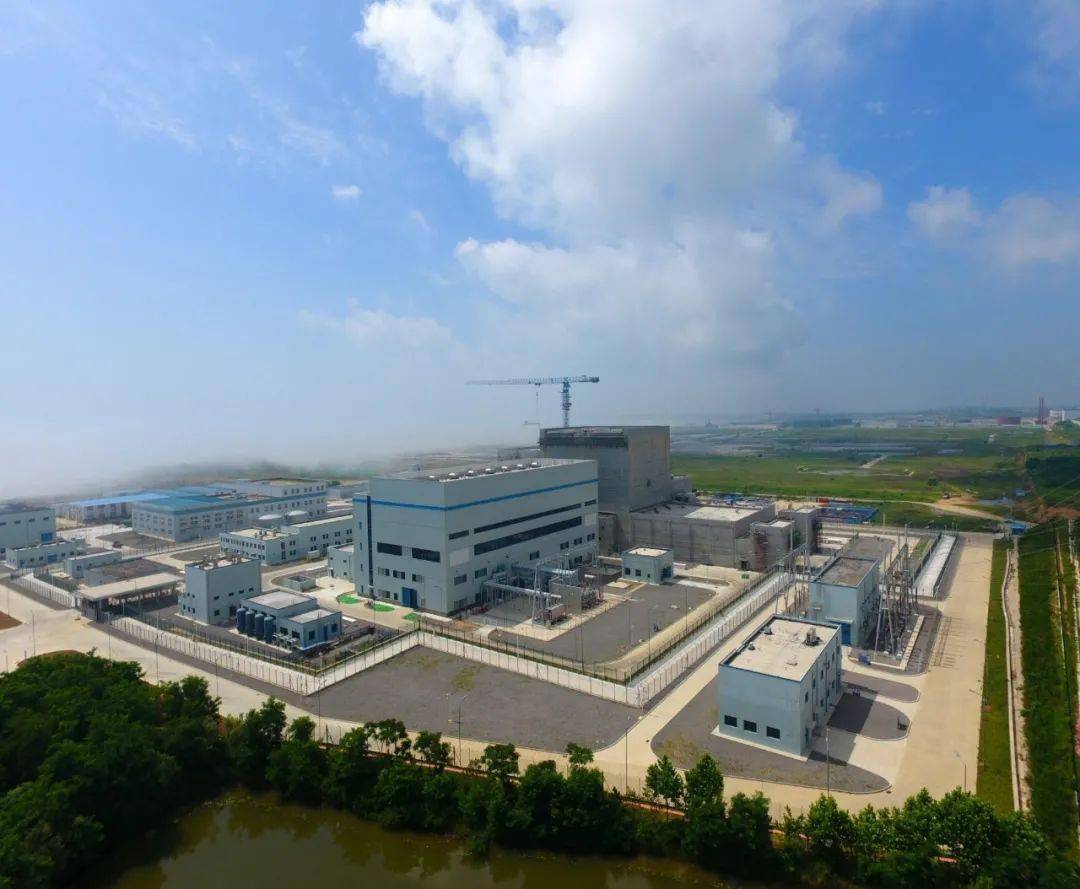 这个核电站建设在山东省荣成市石岛湾,发电功率200mw,由2个热功率250