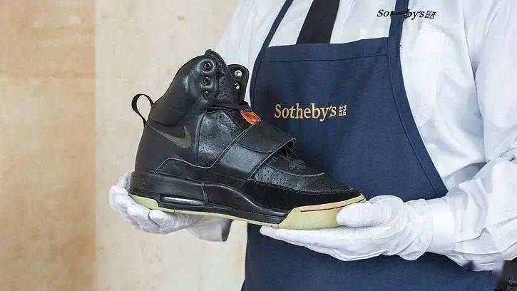 侃爷 的第一双nike Air Yeezy 运动鞋将被拍卖 估价超过100万美元 West