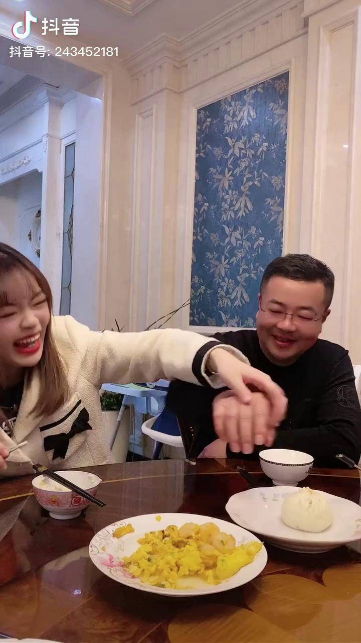 小棉袄和皮夹克好孝顺哦又递烟又敬酒小豆宝最给力香姐夫幸福感爆棚