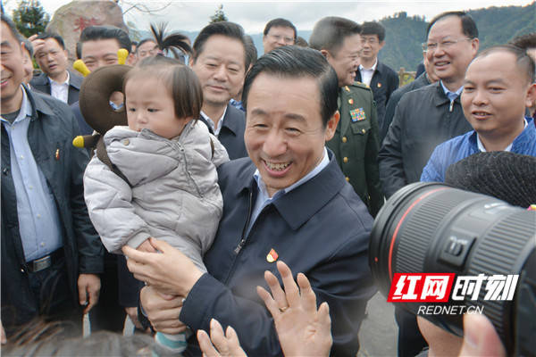 4月15日,湘西十八洞村,省委書記,省人大常委會主任許達哲親切地抱起