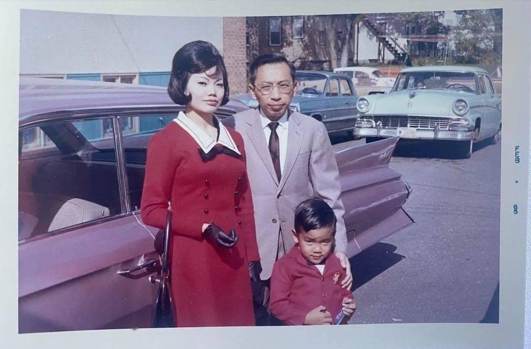直到现在,汪可盈还会时不时回国过个春节什么的,也会像我们一样,回来