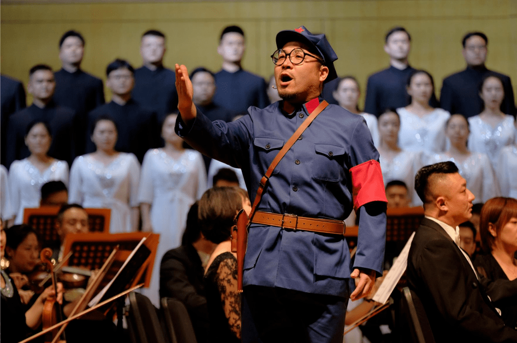 有一種感動叫全場千人合唱歌唱祖國大型音樂史詩東方紅保利巡演啟程