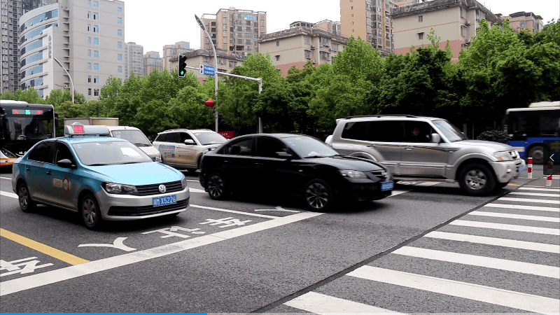 人行道变成绿灯机动车道就亮起了红灯只需按一下按钮首