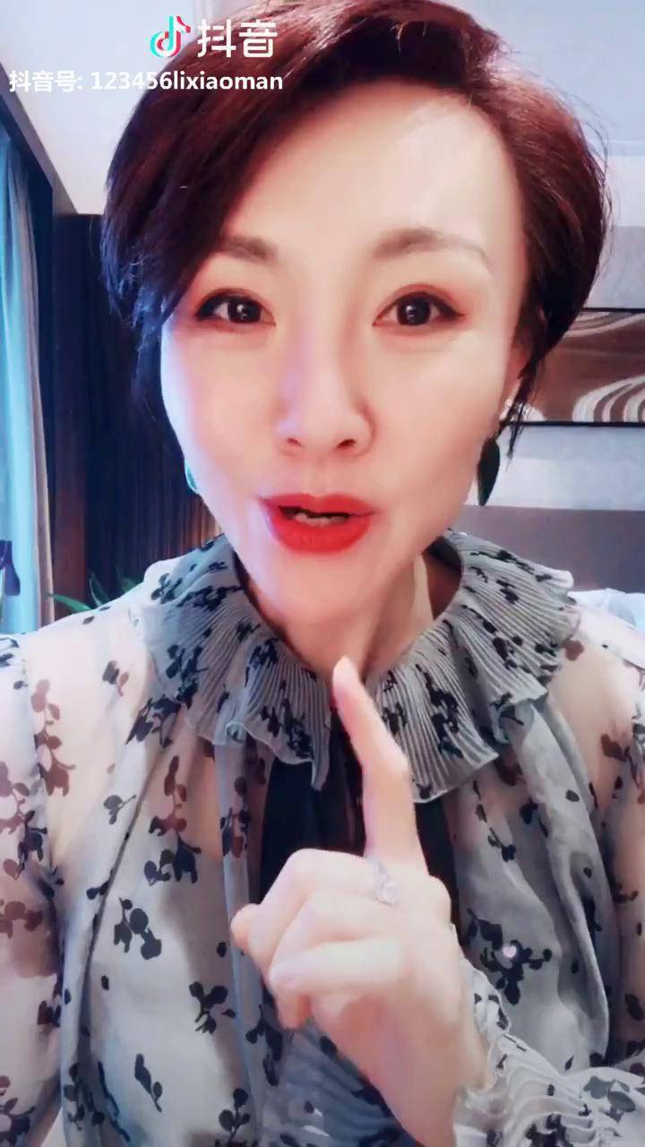 李小蔓职场你最棒系列第21集这条抖音拍的不划算差点哭花了眼影03