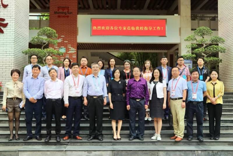 会上,梅山中学校长李红梅介绍了学校基本情况及今后发展设想.