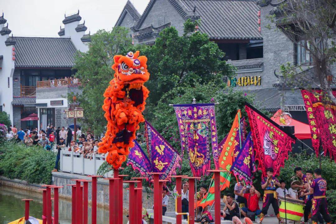 的少女们衣袂飘飘给众人带来传统文化沉浸式体验引得众多群众驻足围观