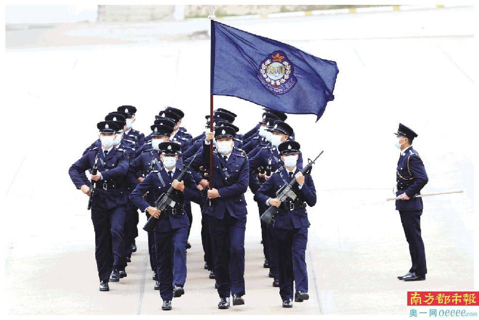 4月15日,香港警察学院举行开放日,仪仗队首次表演中式步操. 新华社发