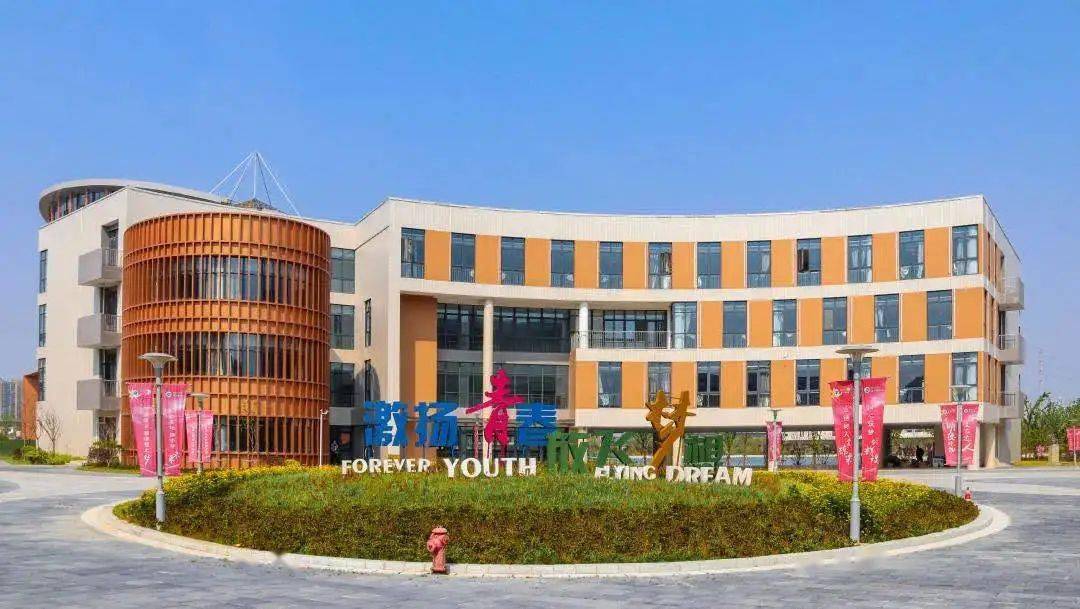 中学仅一街之隔,还有无锡协和双语国际学校,无锡学院,锡山实验小学