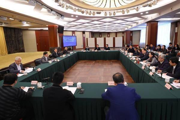 来源:"政协头条"app 摄影:金松)交流中,冯学钢,毛水根,林斐,陈来生