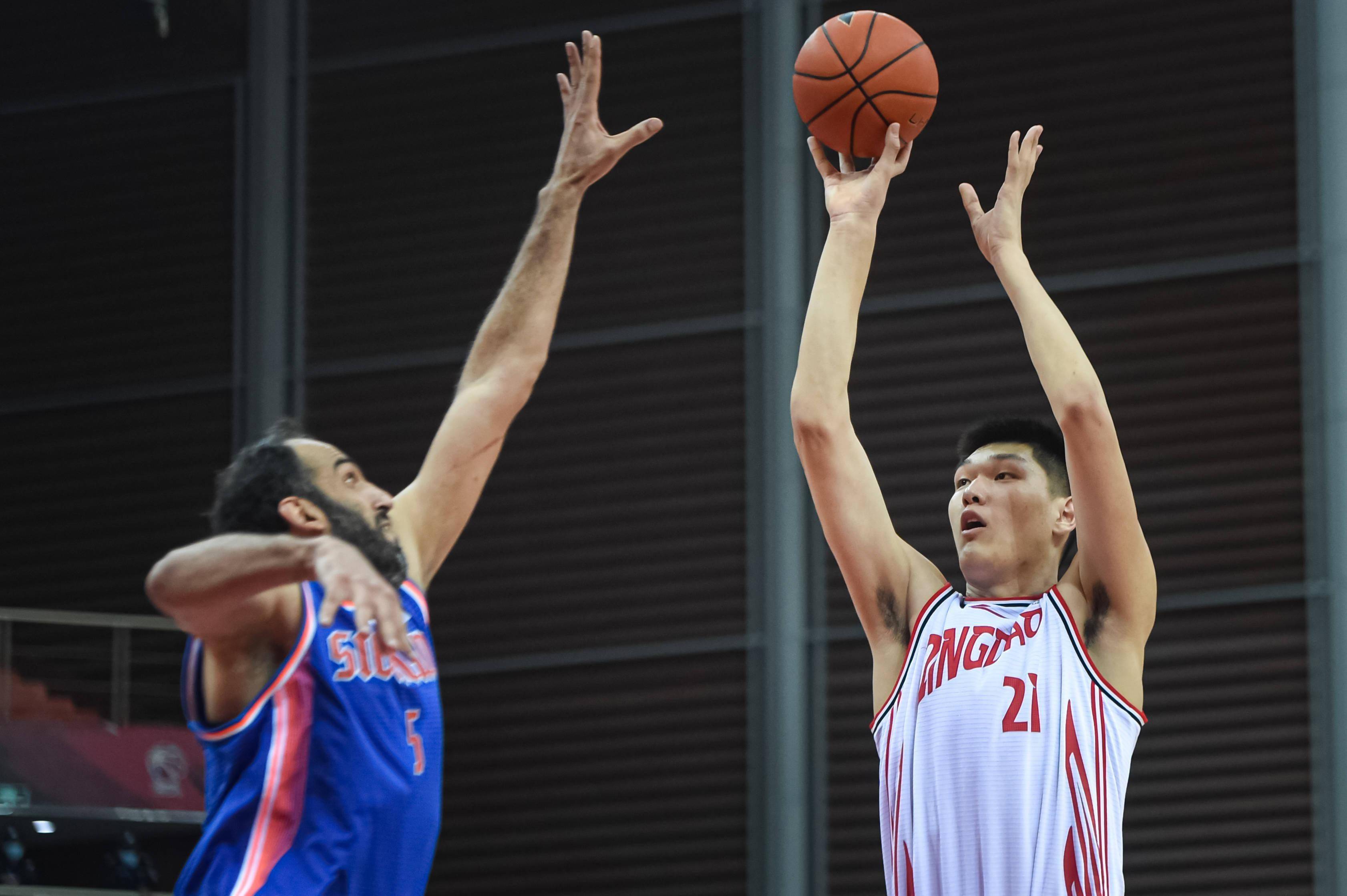 4月17日,青島每日優鮮隊球員劉傳興(右)在四川五糧金樽隊球員哈達迪的