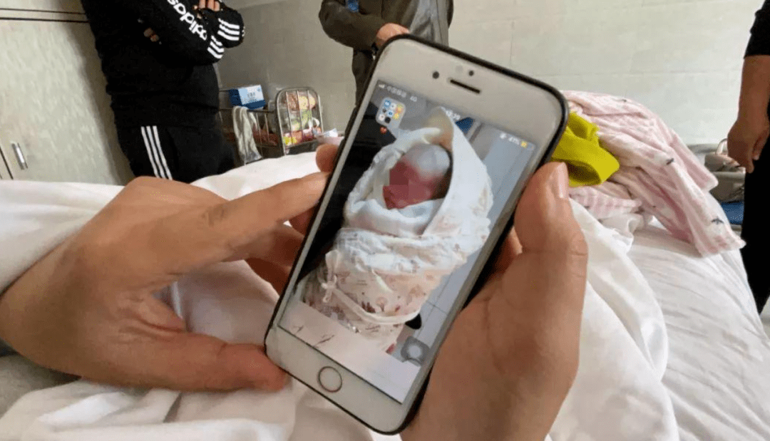 可恶有人戴假发口罩溜进产房偷走龙凤胎中的女婴