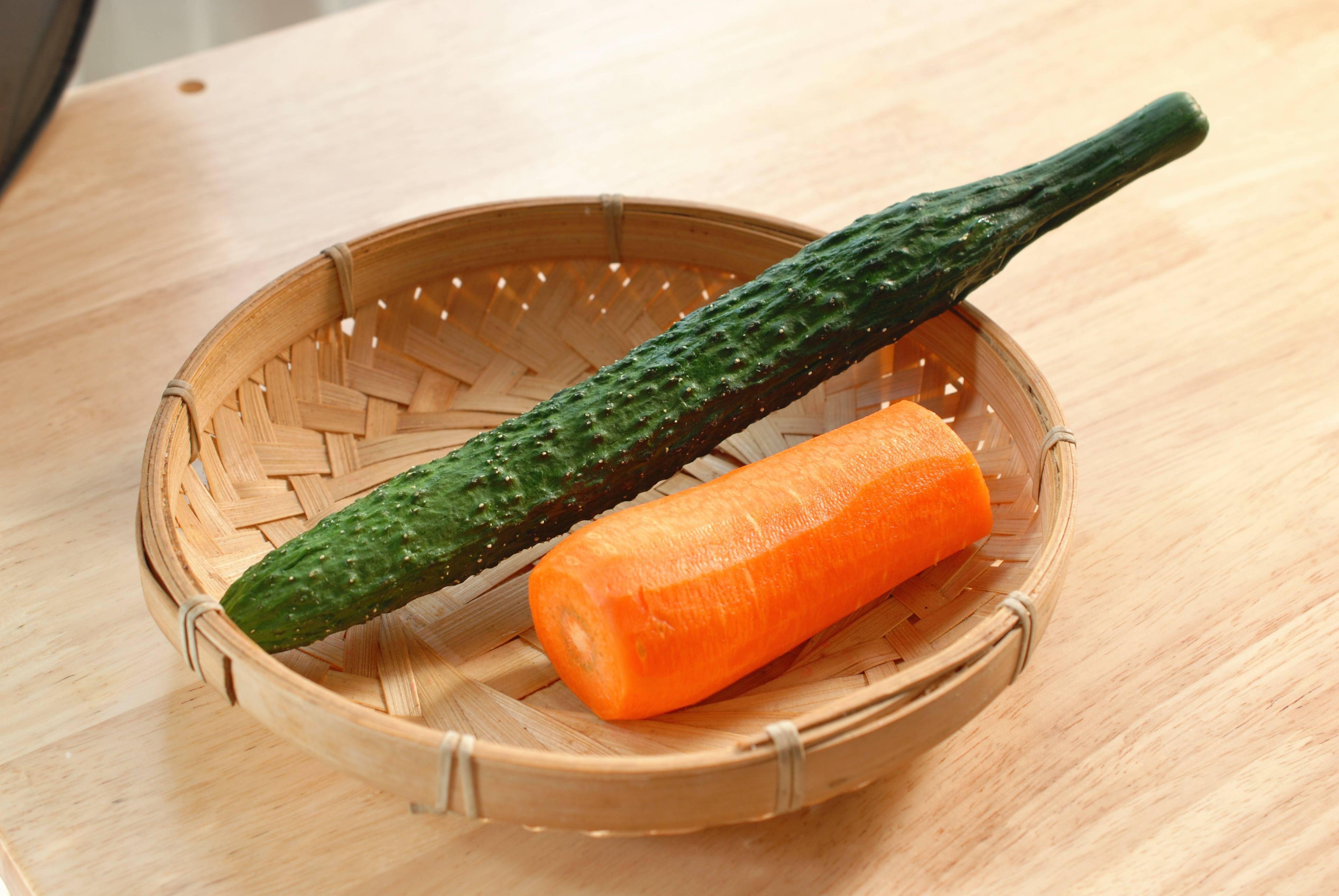 1根黄花1根胡萝卜教你做一个漂亮的盘子装饰太简单了