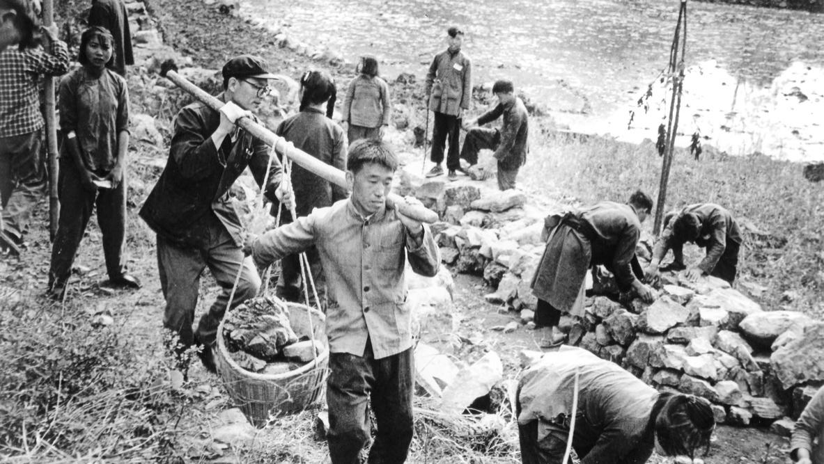 1965年航空工业三线建设中,贵州飞机厂建厂工地现场.(航空工业老照片)