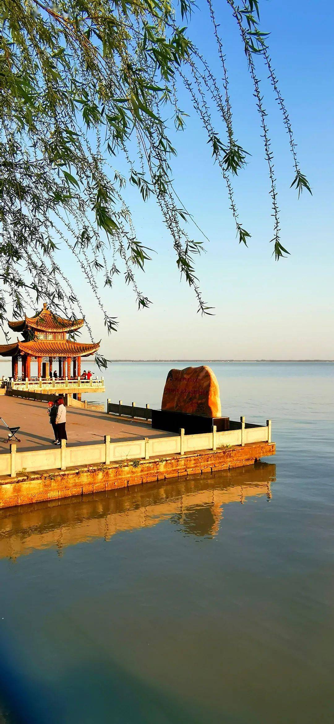 公园正气歌雕塑和正在建设中的寿县游客集散中心作者: 陶应山3淮南