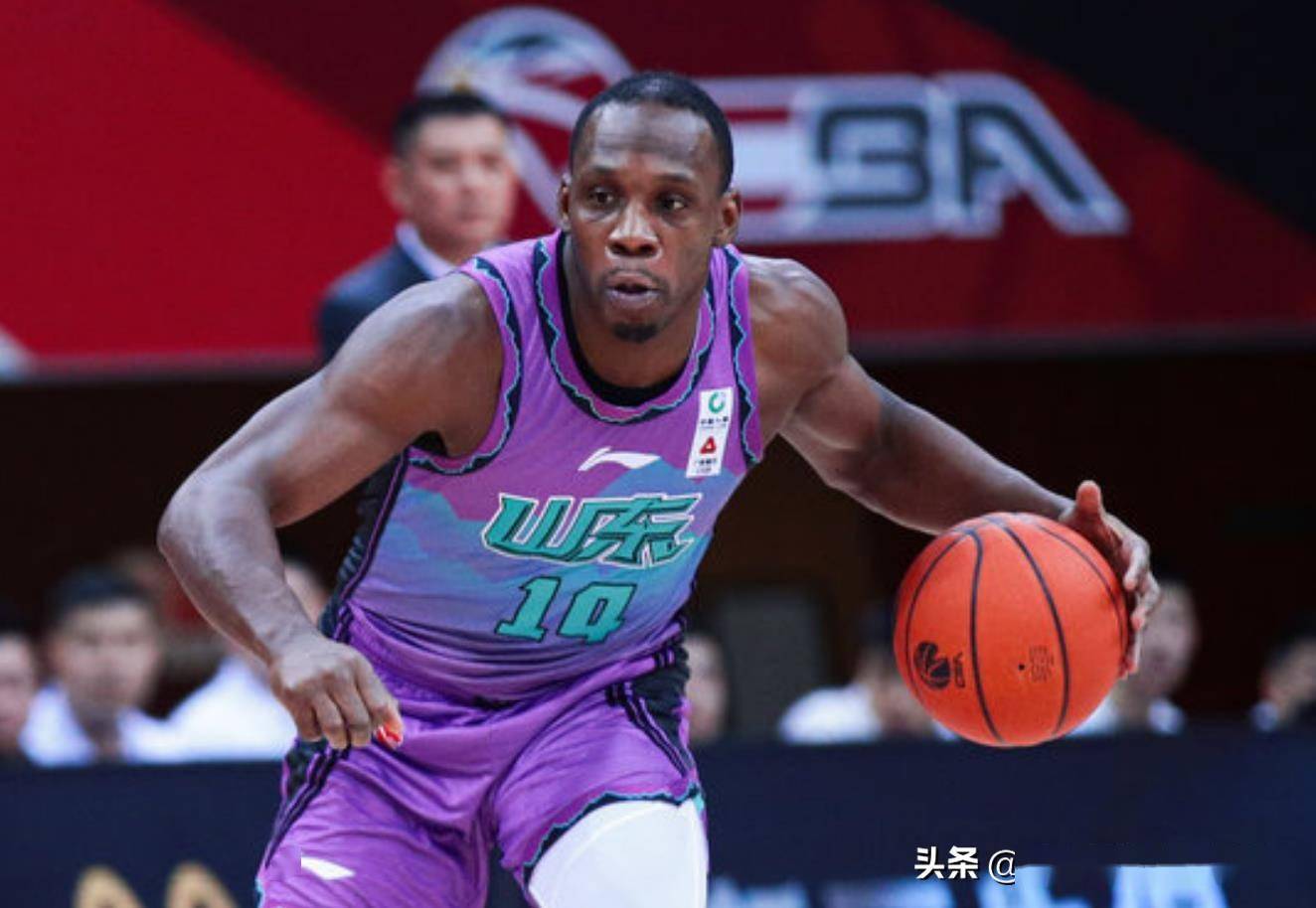 山东西王男篮与新疆伊力特男篮交手,吉伦沃特贡献24分,哈德森得到28分