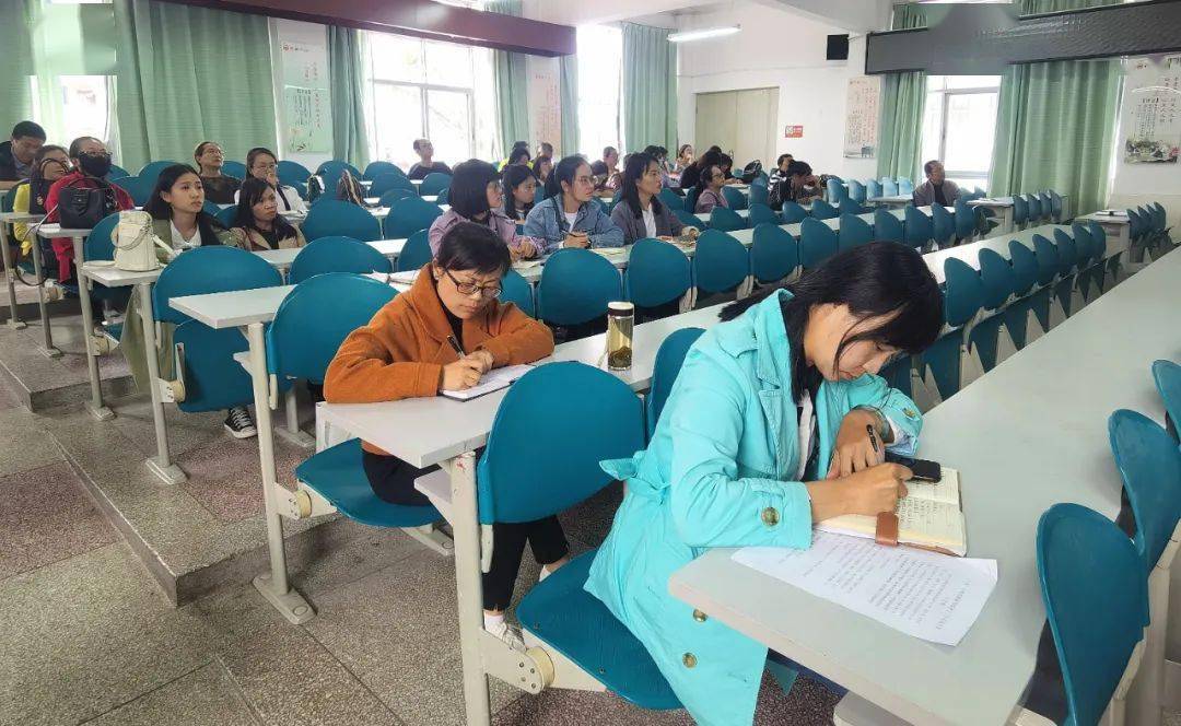 大理一小:“党员带我一起学”