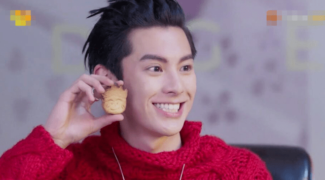 王鹤棣在剧组抽烟吞云吐雾,满足后随手扔烟头,虞书欣冷脸不说话