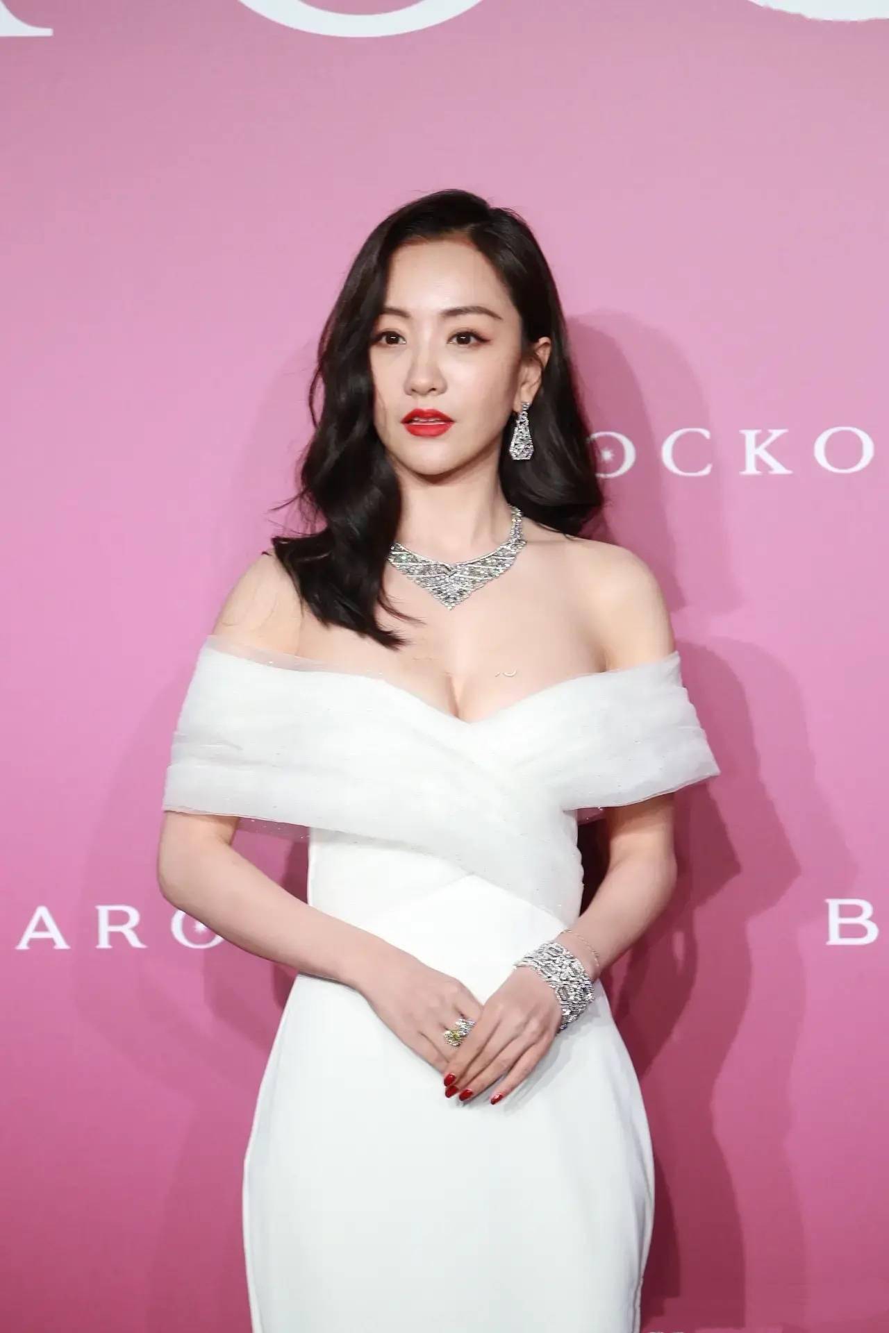 杨蓉越来越迷人了一条白色纱裙秀尤物身材着实惊艳众人