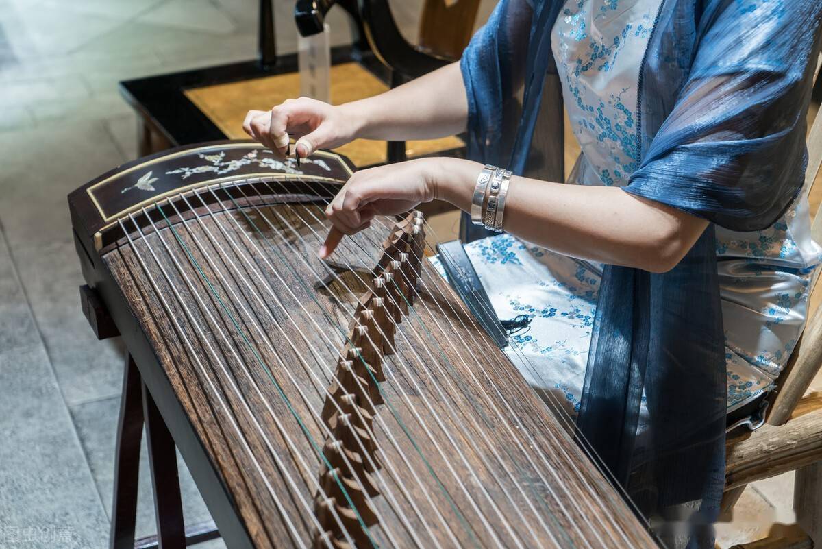 上联:弹筝月下声声慢;求下联