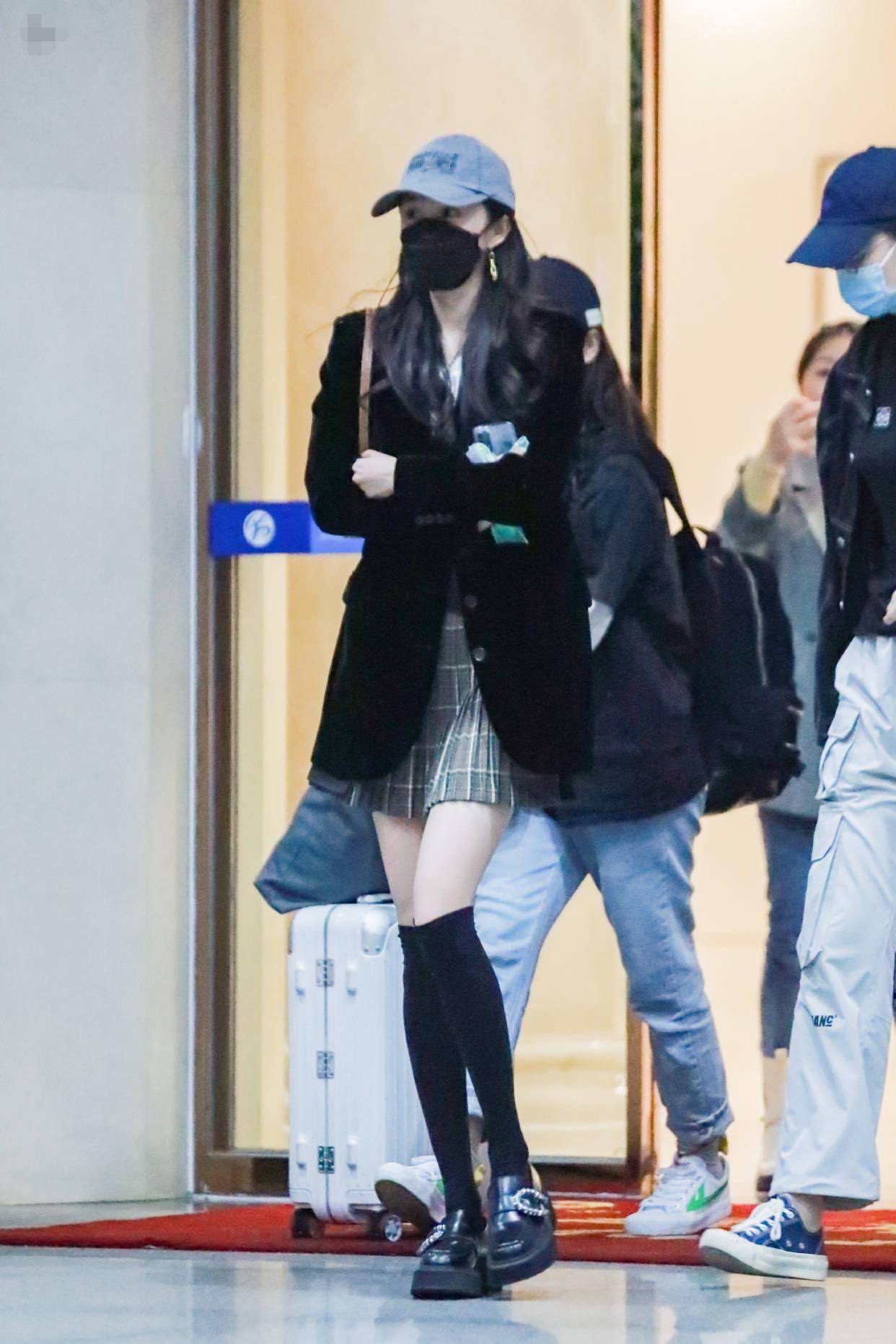 杨幂机场造型穿学院风超短裙秀牙签腿网友胳膊都没这么细