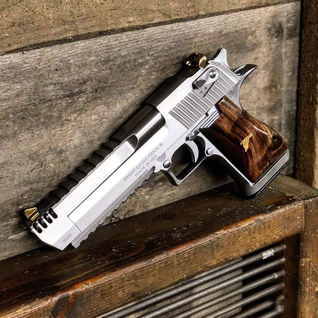 沙漠之鹰自从有了cs这款枪就走上了神坛