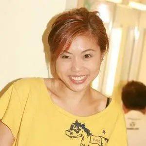 更值得一提的是梅小惠,她不算美女,姐姐又是著名制片人梅小青,所以给