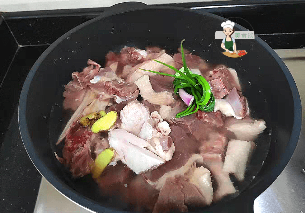 2,锅里加入适量的清水,将鸭肉冷水下锅焯水,加入少许的料酒,生姜和葱