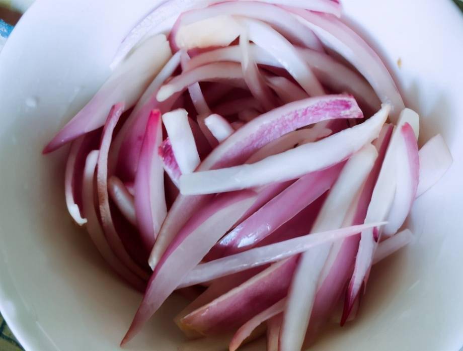 凉拌洋葱时有人焯水有人加盐腌教你正确做法洋葱爽脆辣味淡