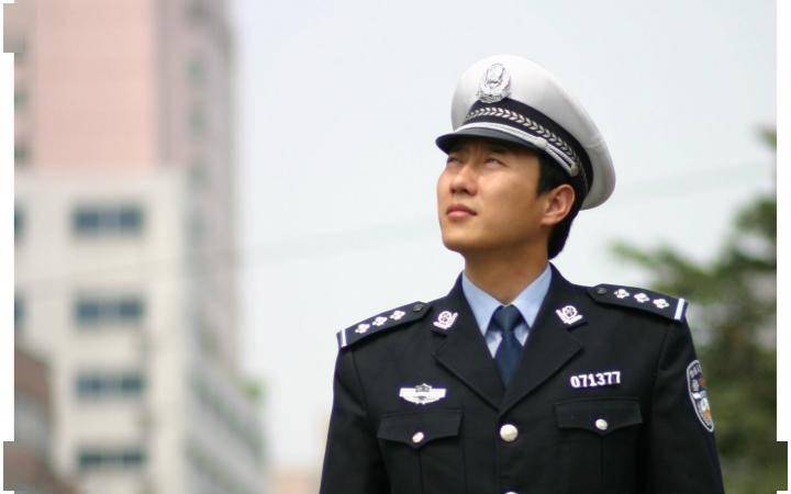 成都电视台第三频道联合推出的交通安全宣教节目,由交警支队民警谭乔