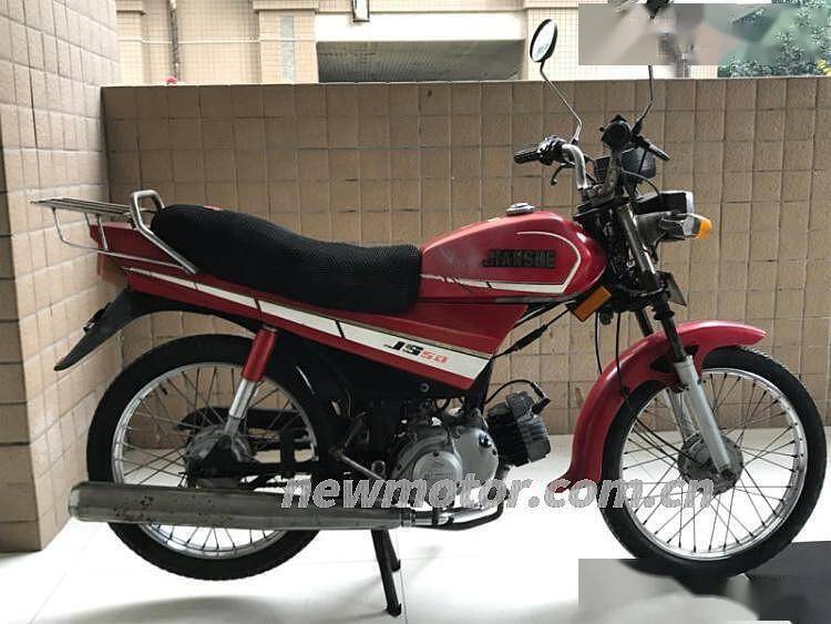 较早接触摩托车的小朋友),还不满十岁的我第一次坐在建设小50后座上时