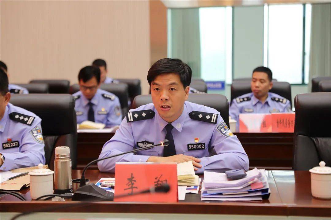 调研会上,李翔向指导组汇报了贵港市公安局队伍教育整顿工作第一阶段