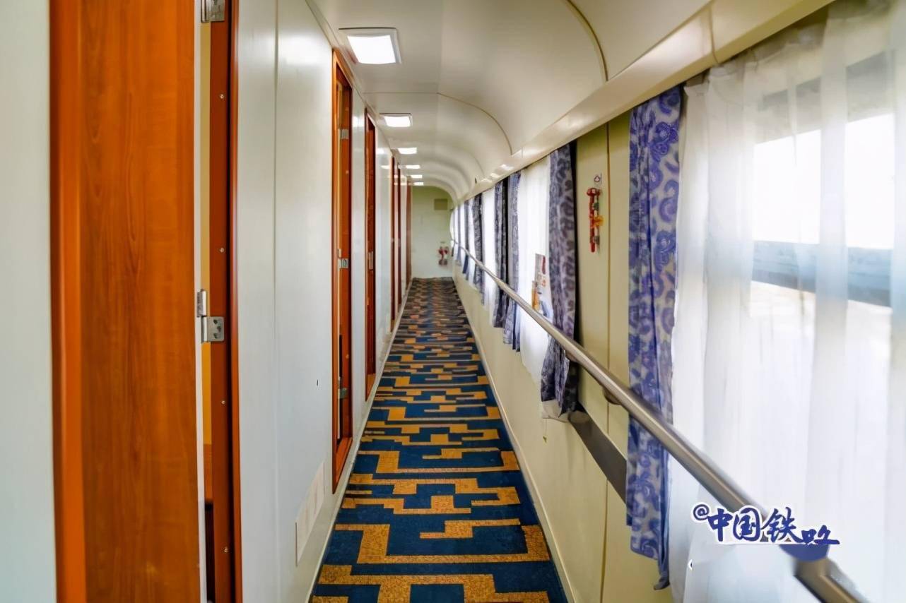 双层卧铺火车刷爆朋友圈:兼有家庭包房,ktv和酒吧_列车