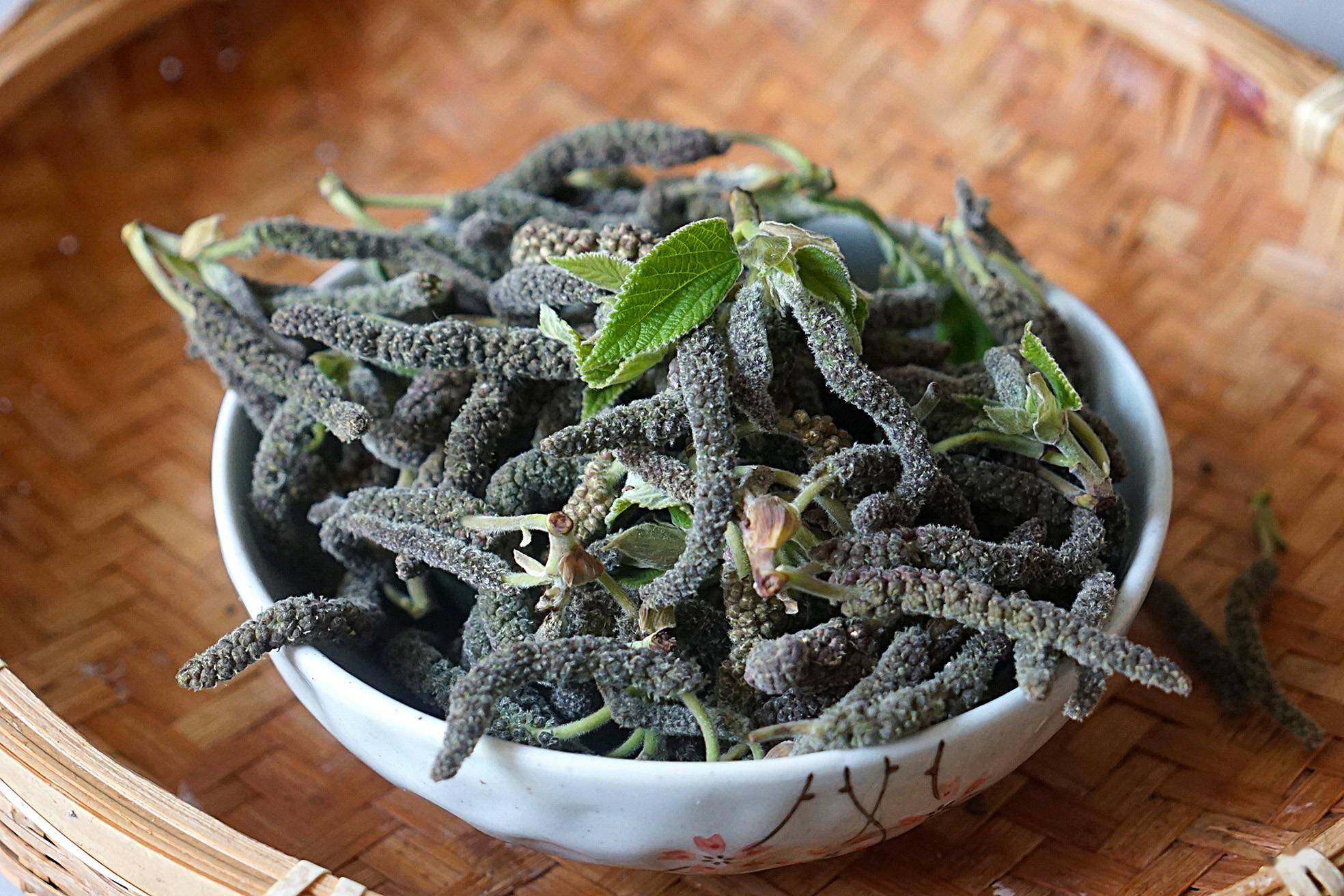 不过,现在我要给大家分享一道更快手更美味的吃法——楮不揪炒蛋,这道