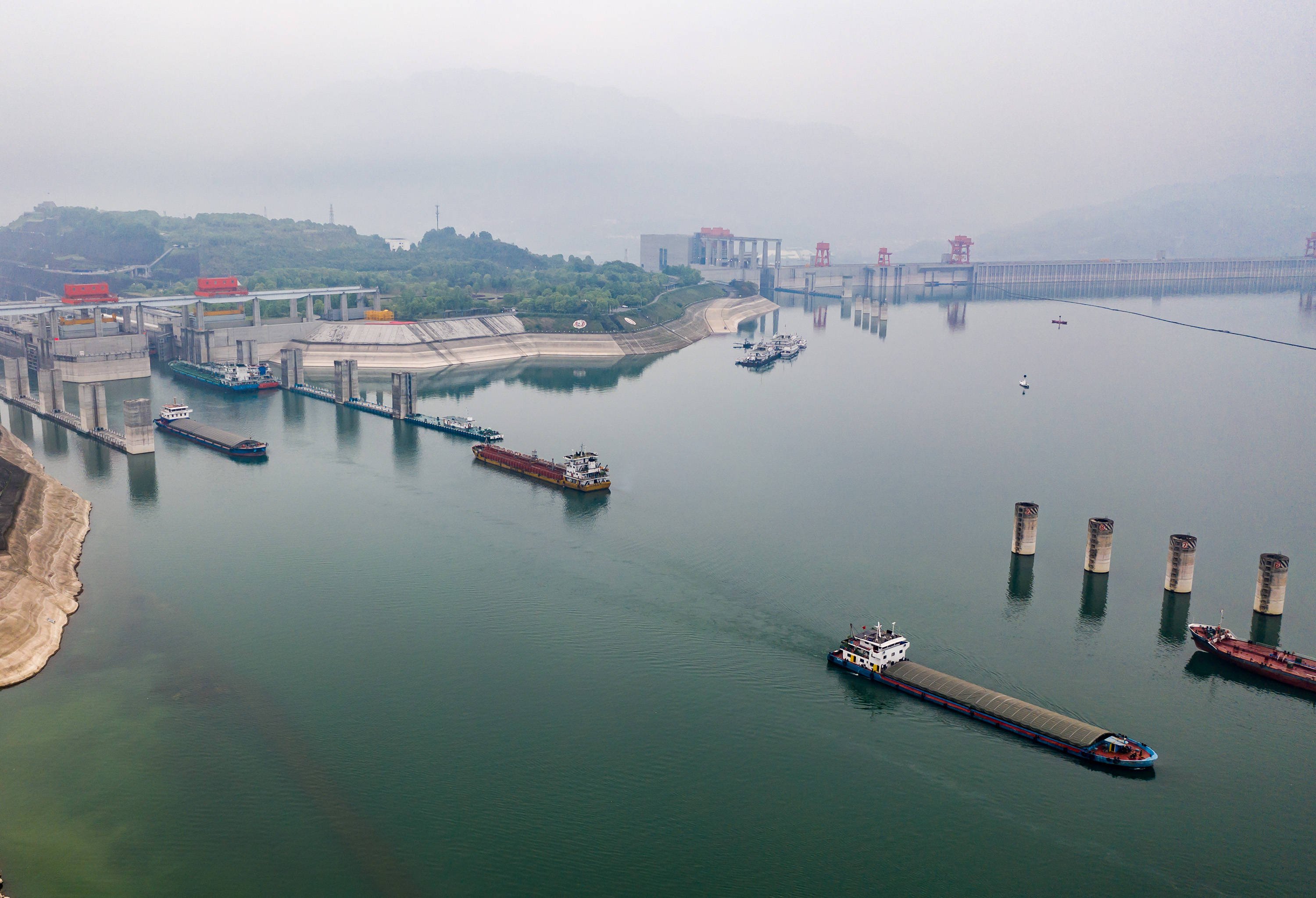 4月20日,船舶有序行驶在三峡五级船闸上游引航道(无人机照片).