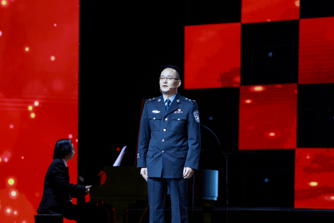 争当排头兵建功新时代陈小峰刑侦老兵扫黑先锋