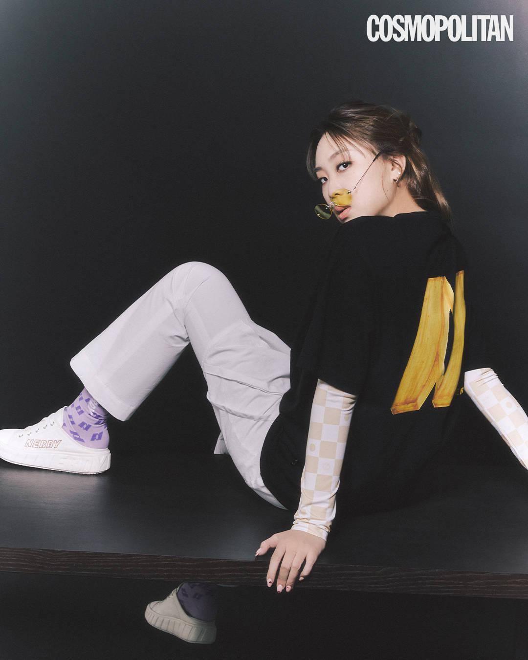 韩国女歌手李英智磪有情携手拍杂志写真