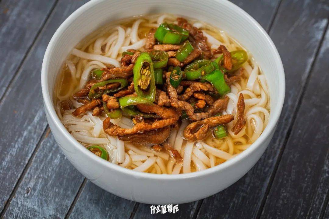 白净的鲜米粉,自带清新的大米香,沸水煮一分钟,口感顺滑柔软,比起一般