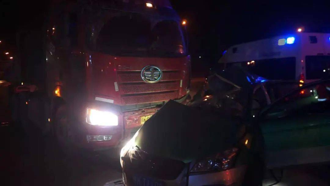 发生一起严重交通事故(阜口路与向阳路红绿灯口)阜阳市颍东区向阳路