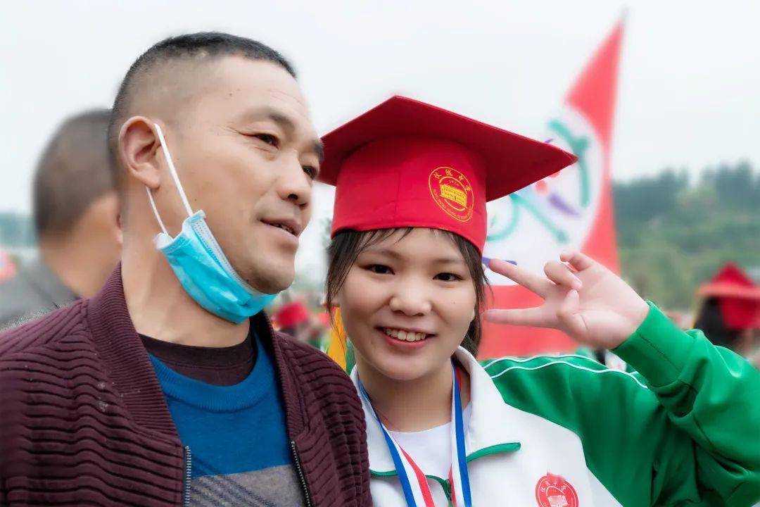 今天我们十八啦我们在仪陇中学集体过生日