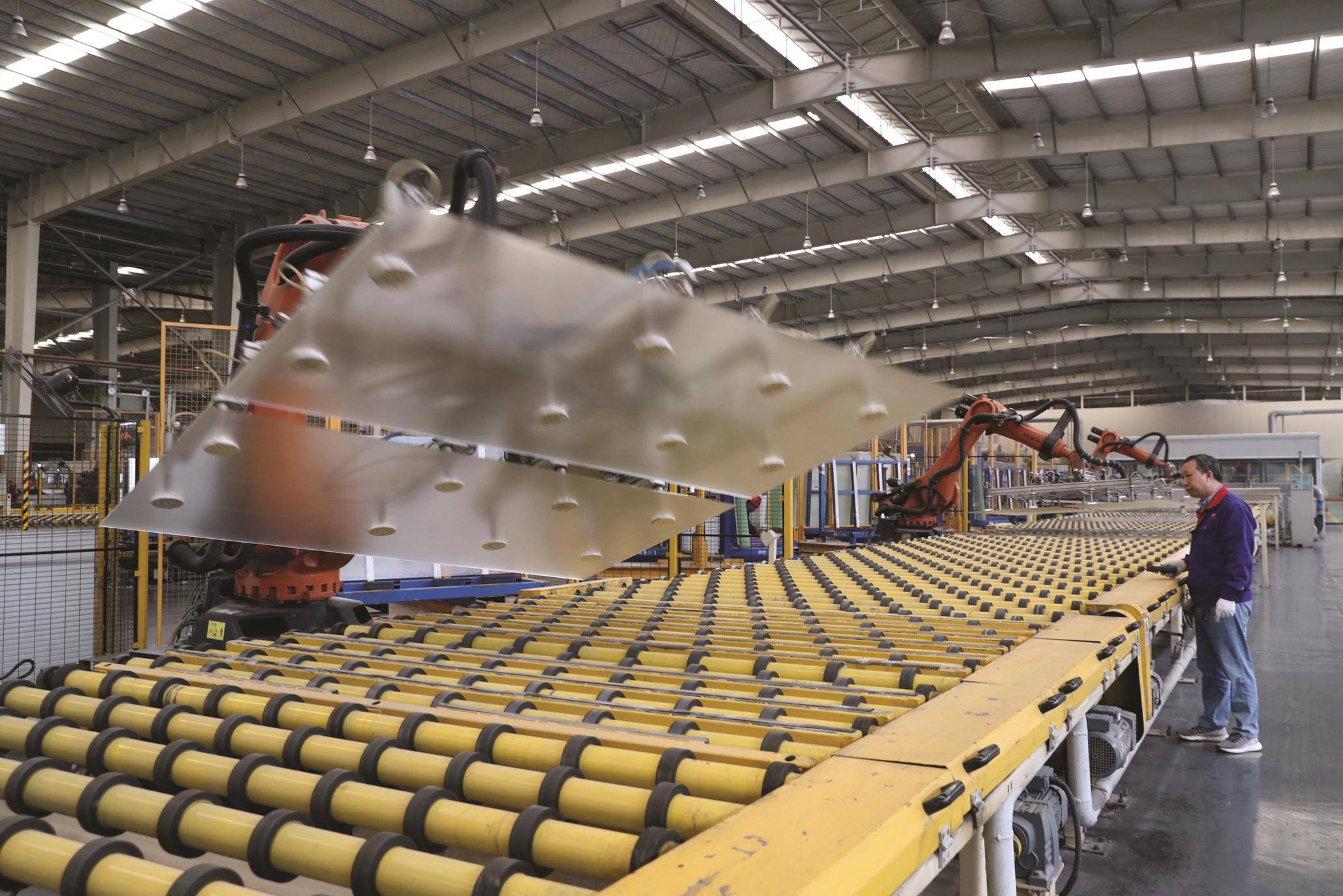 智能化生产线机械手正将光伏玻璃下片