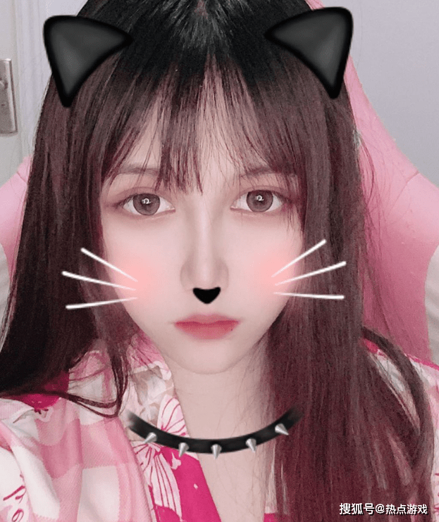 因为她是职业女子战队的成员,游戏技术超级强,一般玩家可不是软妹杏子