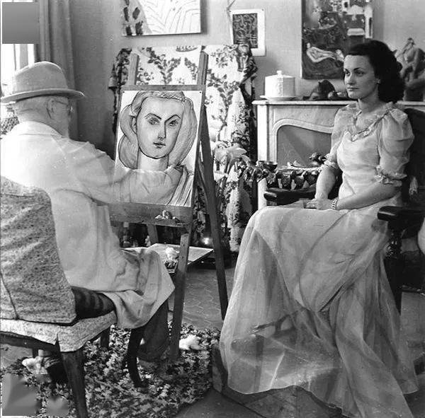 莫尼克出身于一个退伍军人家庭,她自小就家教严格,母亲很少夸她,口中