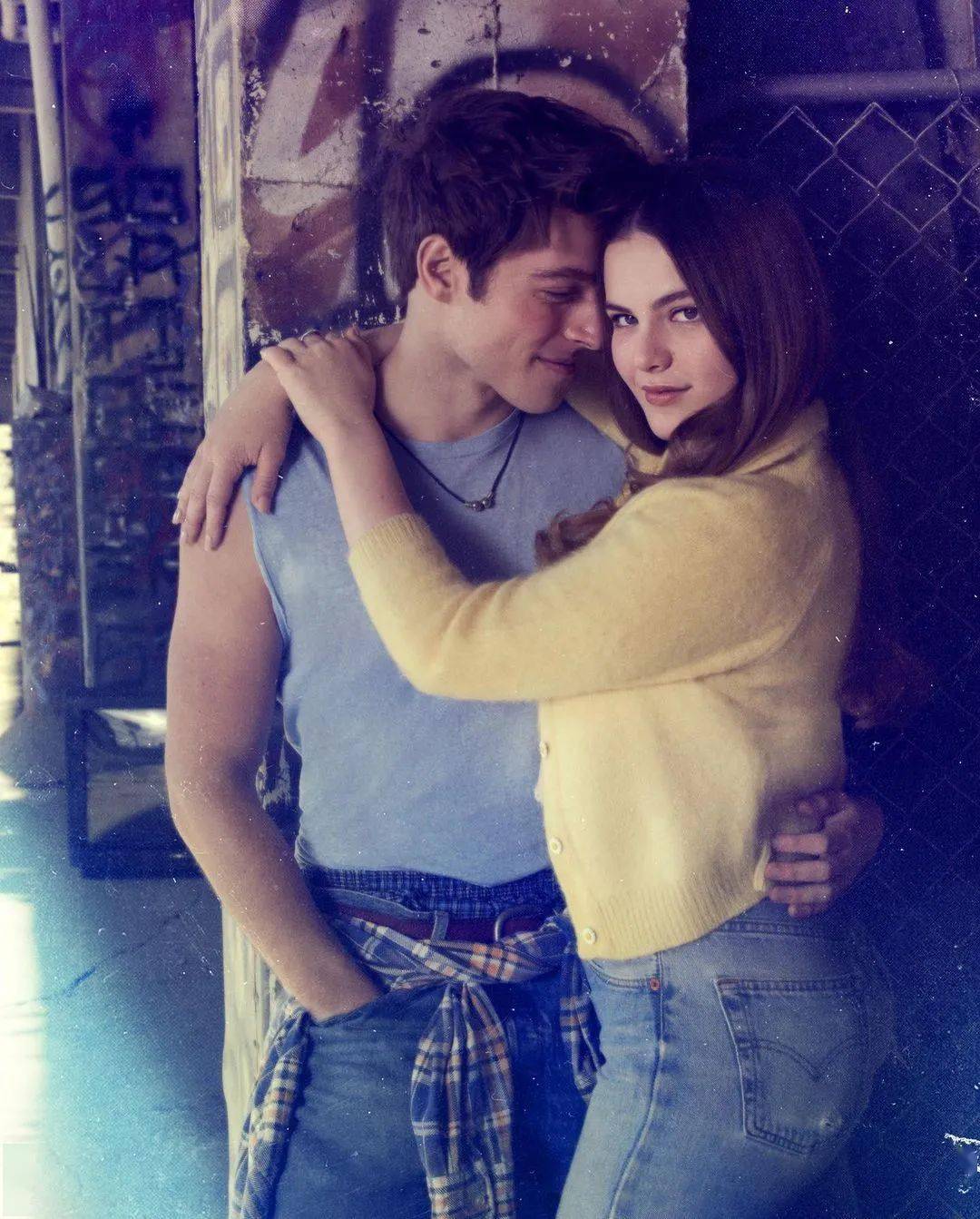 但这部美剧确实也叫《cruel summer》,将讲述93年到95年得州小镇里的