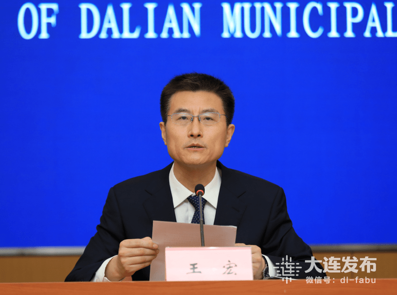 创博会组委会办公室主任王宏,大连市就业服务中心副主任徐明书介绍创