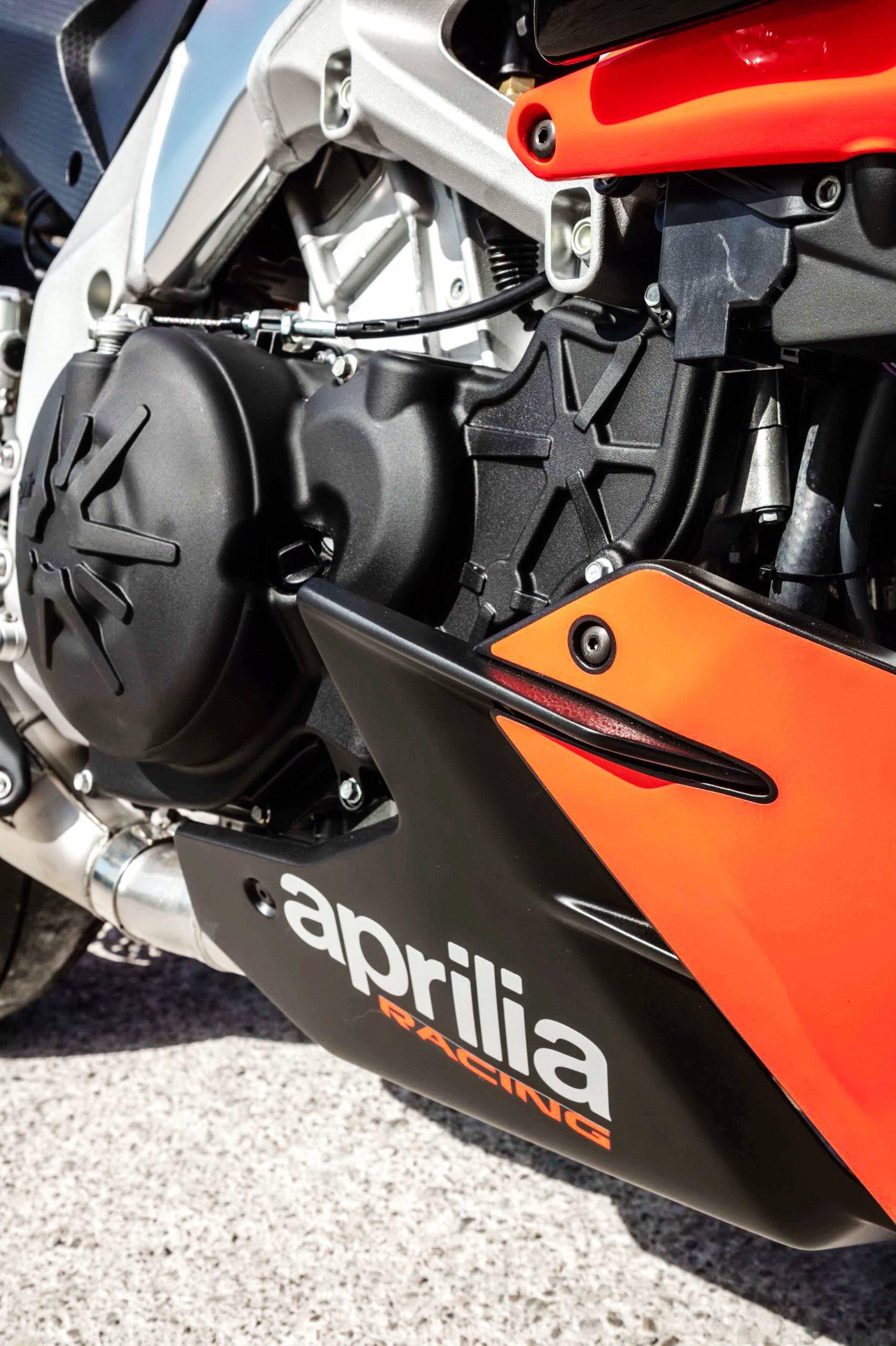 阿普利亚 2021 tuono v4 factory 户外特写