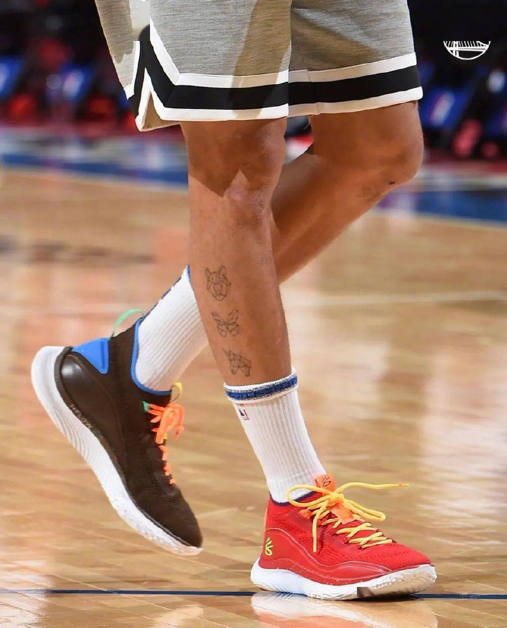 今日播报库里上脚最新鸳鸯配色全新可回收的性能跑鞋