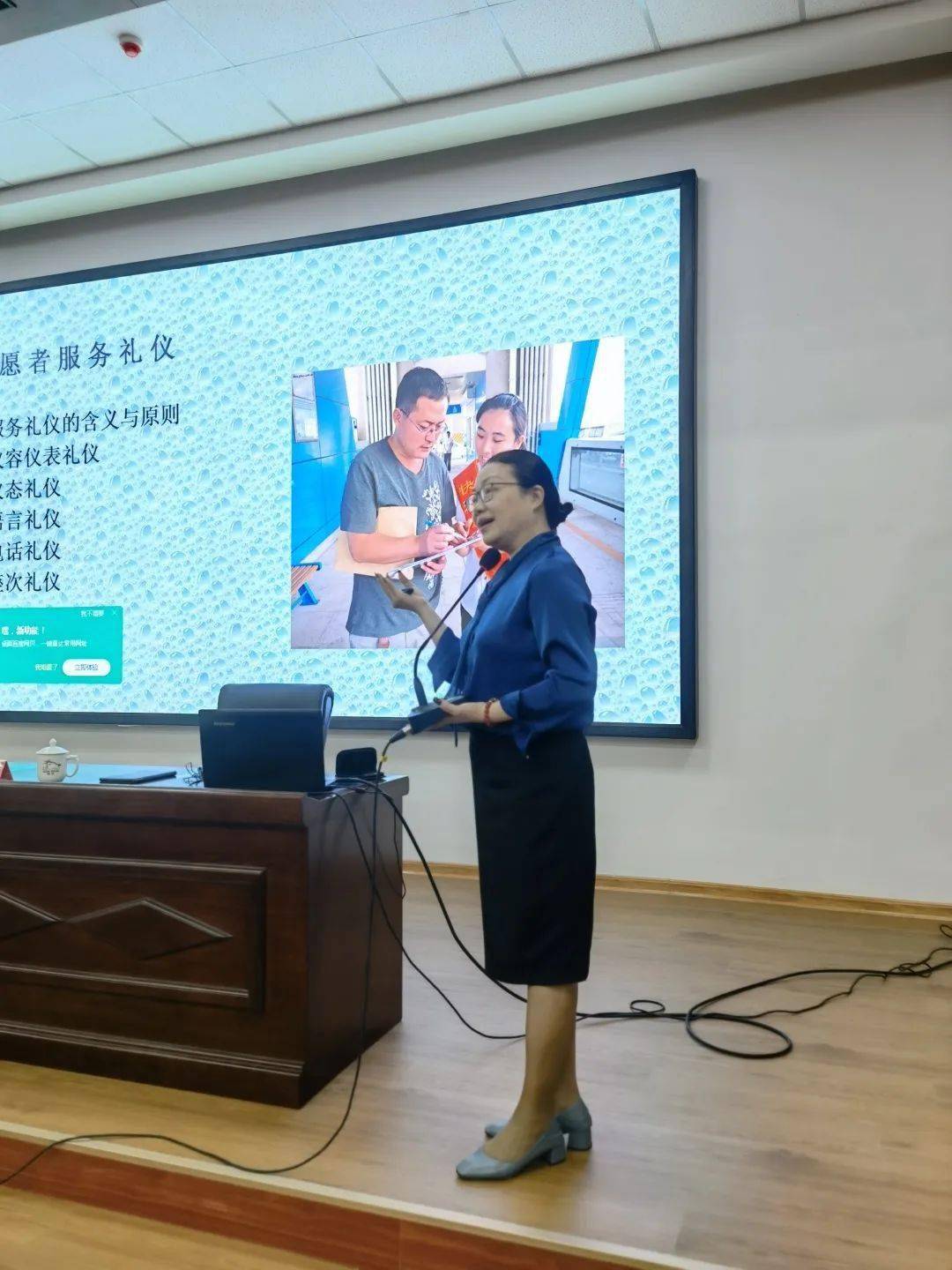①标准的站姿现场示范&情景模拟培训会上,陈细珠老师从服务礼仪的含义